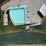 Spacious In With Shared Pool 포피